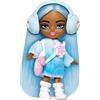 Barbie, Extra Mini Minis Fly, mini Bambola Viaggiatrice con Look Invernale, Abito di Maglia e Accessori da Vacanza Sulla Neve, Giocattolo per Bambini, 3+ anni, HPN08