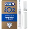 Oral-B iO2 Spazzolino Elettrico Bianco Semplice, 1 Testina, 1 Custodia da Viaggio, 1 Porta Ricarica da Viaggio, Progettato da Braun