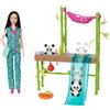 Barbie - Barbie Centro Veterinario dei Panda Playset con bambola e accessori, 2 panda con trasformazione cambia colore e 20+ pezzi, giocattolo per bambini 3+ Anni, HKT77
