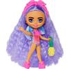 Barbie - Extra Mini Minis Fly, Mini Bambola Viaggiatrice con Look da Spiaggia, Costume da Bagno Fantasia Tie-Dye e Accessori Tropicali, Giocattolo per Bambini, 3+ anni, HPN06