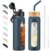 BLUEGO Borraccia Vetro 700ml con 2 Coperchi e Cannuccia, Sportiva Bottiglia d'Acqua con Custodia in Silicone e Indicatori di Tempo, Senza BPA, Blu scuro