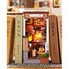 Rolife Book Nook Sakura Wine Alley - Booknook Izakaya Giapponese DIY Miniature House per Adulti, Puzzle 3D Immersivo & Decorazione da Libreria, Regalo Artigianale Antistress (Senza Colla)