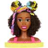 Barbie - Hairstyle Capelli Arcobaleno, pettinabile con capelli ricci castani e ciocche arcobaleno fluo, per creare tante acconciature, accessori Color Reveal, giocattolo per bambini, 3+ anni, HMD79