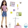Barbie - Siamo in Due Campeggio con Skipper, Playset con Bambola Alta Circa 25 cm, Coniglietto, Braciere, Foglio di Adesivi e Accessori da Campeggio, Giocattolo per Bambini 3+ Anni, HDF71