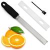 Tadipri 1 Pezzi Grattugia Zester Grattugia in Acciaio Inox ideale per Agrumi, Formaggio a Pasta dura, Zenzero, Cioccolato e Noce Moscata Manico in Silicone e Copertura di Sicurezza(Nero)
