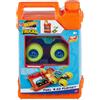 Hot Wheels Monster Trucks - Fai il Pieno e Vai, playset con pista trasformabile in arena per acrobazie, include un Motosaurus e 2 macchinine schiacciate, giocattolo per bambini, 4+ anni, HXT04
