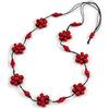 Avalaya Collana lunga in cordoncino di cotone nero con fiore in legno rosso ciliegia, lunghezza 90 cm