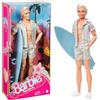 Mattel Bambola,Barbie The Movie - Ken, Bambola del film Collezione con Completo da Spiaggia a Righe Rosa e Verde Pastello, tavola da Surf e Sneakers bianche,Mattel,Eta 3+