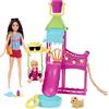 Barbie - Skipper Primi Lavori, Bambola e playset parco acquatico con scivolo d'acqua funzionante, cagnolino che spruzza acqua, oltre 5 accessori, giocattolo per bambini 3+ Anni, HKD80