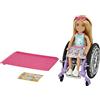 Barbie - Chelsea bambola con sedia a rotelle, con bambola Chelsea (bionda) che indossa gonna e occhiali da sole, rampa e foglio adesivi, Giocattolo per Bambini 3+ Anni, HGP29