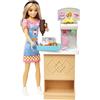 Barbie - Skipper Primi Lavori, bambola, playset snack bar con bancone, gelato cambia colore e 8 accessori aggiuntivi, giocattolo per bambini 3+ Anni, HKD79