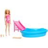 Barbie - Playset Piscina, con bambola bionda in costume rosa intero con stampa tropicale, include piscina, scivolo, telo e bevande, giocattolo per bambini, 3+ anni, HRJ74