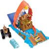 Hot Wheels Monster Trucks - Sfida del Morso per il Tesoro, playset Arena degli Scontri con MT Tiger Shark in scala 1:64 e 1 macchinina schiacciata, giocattolo per bambini, 4+ anni, HTP17