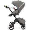 Stokke Xplory X, Modern Grey - Passeggino regolabile per il comfort del bambino e dei genitori - Imbottitura, Imbracatura e cerniera riflettente per una maggiore sicurezza - Si piega facilmente