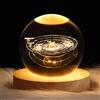 Iordan Sfera di cristallo 3D con motivo con sistema solare, luce notturna per bambini a forma di sfera in vetro, lampada da notte con base in legno, tema fantasy e galassia con pianeti, decorazione