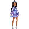 Barbie - Deluxe Style n. 7, bambola con top e gonna blu metalizzato e capelli castani ondulati, accessori come occhiali da sole, gioielli e borsa inclusi, giocattolo per bambini, 4+ anni, JFP42