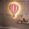 Marco Paul Interiors Marco Paul Blue Hot Air Balloon Luce notturna a LED bianca in legno ‎Luce notturna alimentata a batteria Decorazione per la stanza dei bambini Luci da parete Lampada da comodino per bambini Regali per