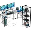 HOMCOM Scrivania Angolare per Computer 137x140cm con Doppio Supporto per Monitor e Prese Elettriche, Scrivania ad L Reversibile, Tavolo per PC con Libreria per Ufficio, Studio e Camera da Letto, Nero