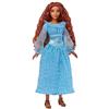 Mattel Disney La Sirenetta - Ariel Umana, bambola con il caratteristico abito azzurro con dettagli volant e scarpe rimovibili, look dai capelli mossi ispirato al film, giocattolo per bambini, 3+ anni, HLX09