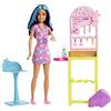 Barbie - Skipper Primi Lavori, bambola, postazione per piercing con strumento, 10 paia di orecchini e 5+ accessori aggiuntivi, giocattolo per bambini 4+ Anni, HKD78