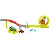 Hot Wheels Monster Trucks - Sfida, Carica e Insegui, set pista con 2 truck in scala 1:64 Skelesaurus oversize e Bone Shaker e 2 auto schiacciate inclusi, giocattolo per bambini, 4+ anni, HYT07