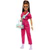Barbie - Bambola Trendy con tuta rosa e stivali bianchi, capelli castani raccolti in una coda e tanti accessori per un outfit alla moda, giocattolo per bambini, 3+ anni, HPL76