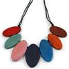 Avalaya Collana in corda di cotone nero con perline di legno dipinte a foglia multicolore, lunghezza massima 70 cm, regolabile