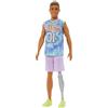 Barbie - Bambola Ken Fashionistas n.212, capelli castani e protesi alla gamba, con maglia Los Angeles, pantaloncini viola e sneakers verde fluo, giocattolo per bambini, 3+ anni, HJT11