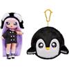 Na! Na! Na! Surprise Serie Cozy, ISLA WADDLES,Bambola alla moda di peluche inspirata a un pinguino, con capelli viola, berretto, vestito e borsellino a clip,Da collezionare,Età: 5+ anni, 119401EUC