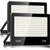LAMLAMCK Faretto LED Da Esterno 200W 2 Pezzi - 20000LM 6500K Super Luminoso Bianco Freddo Faro LED Esterno, IP66 Impermeabile Luce Di Sicurezza per Stadio, Patio, Strada, Garage