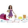 Barbie - Cuccioli Adottati Playset con bambola castana vestita di viola, 2 cuccioli, animale e tappetino per la pipì cambia colore, trasportino e 10 accessori, giocattolo per bambini 3+ Anni, HKD86