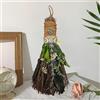 Teeloray Scopa Piccola Fatto a Mano Scopa Strega con Gemme Magiche e Fiori Secchi, Mini Scopa alla Cannella con Profumo Decorazione con Scopa Altare Wicca Spazzare via Tutte le Cose Brutte (Verde)