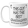 Stuff4 Tazza da caffè in ceramica con scritta This Guy Has The Best Granddaughter, 325 ml, lavabile in lavastoviglie, regalo per il nonno per compleanno, Natale, festa del papà, tazza di alta