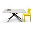 Tavolo CARRARA in legno, finitura bianco statuario e gambe in metallo nero, allungabile 140×90 cm - 220×90 cm