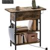HOMCOM Tavolino Comodino con Striscia Presa, 2 Ripiani, Porte USB Spazio di Stoccaggio 60 x 29,8 x 58,5 cm Marrone Rustico | Aosom Italy