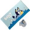 Bluey Asciugamano per bambini 70 x 140 cm | 100% poliestere morbido e leggero, asciugatura rapida, design ufficiale, ideale per spiaggia, piscina e bagno bambini e fan