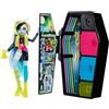 Monster High - Segreti da Brivido Neon Frights Frankie Stein, playset con bambola, abiti e armadietto per i look, 19+ accessori Color Reveal a sorpresa inclusi, giocattolo per bambini, 4+ anni, HNF79