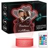Maverton Lampada con Targa Personalizzata - Targhetta Personalizzata con Luce Notturna - Base Multicolore Caricatore e Telecomando - Idea Regalo Coppia Anniversario