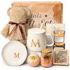 Merrymint Iniziale M Regalo Donna Compleanno, Cofanetto Regalo Donna con Candele Profumate Collana Sali da Bagno, Idee Regalo Originale Utile, Regalo Festa Della Mamma, Regalo Mamma Amica Compleanno