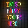 NYXEN Targa neon I Am Happy You Are Here - dimmerabile (dimensioni opzionali), decorazione da parete per corridoio, soggiorno, caffetteria, studio, camera degli ospiti, idea regalo per visite e