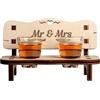 Geschenke 24 Panchina Porta Bicchieri con 2 Bicchierini Liquore Mr & Mrs | Regalo Anniversario Matrimonio, Compleanno, Natale| Idea regalo divertente | 16,5 x 8 x 8 cm