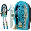 Mattel Monster High Segreti da Brivido - Frankie Stein I Misteri di Hauntlywood, bambola con abiti, guardaroba e 19 accessori glamour a sorpresa inclusi, giocattolo per bambini,Mattel,Eta 4+