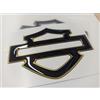 Generico hd badge Stemma logo decal dimensioni compatibili con i modelli Harley D. COPPIA di adesivi resinati, effetto 3D. Per SERBATOIO,CASCO,BORSE LATERALI. dimension 95x71 mm (nero/oro)