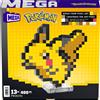 POKEMON, MEGA BLOKS MEGA POKéMON SHOWCASE - PIKACHU, SET IN STILE RETRò PIXELATO DA COSTRUIRE CON 400 PEZZI, CON BASE PIANA PER ESPORLO E INCISIONE SUL RETRO PER APPENDERLO