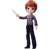 Wizarding World | Bambola articolata Ron Weasley 20cm | Bacchetta e divisa di Hogwarts inclusa | Collezione Harry Potter | Per bambini dai 5 anni in su