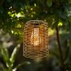 Spetebo Lampada a sospensione a energia solare, effetto rattan, con lampadina a LED, 20 cm, luce bianca calda, da appendere e da appoggiare, lampada solare da tavolo, da giardino, per balcone, terrazza