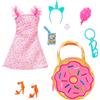 Barbie Vestiti e accessori, borsa portachiavi a ciambella deluxe con vestito rosa e accessori a tema caramelle per bambole Barbie