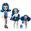 Rainbow high family skyler, confezione con 3 bambole snodabili in signature blue 28, 22 e 14 cm, borse bonus e animaletto magico
