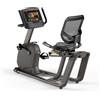Matrix Fitness RECUMBENT BIKE R30 CON CONSOLE XER, professionale, con accesso facilitato, stabile e versatile. La nostra bike R30 include le esclusive tecnologie Dual Form Frame e Comfort Arc Seat. Linea Matrix.