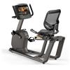 Matrix Fitness RECUMBENT BIKE R30 CON CONSOLE XIR, professionale, con accesso facilitato, stabile e versatile. La nostra bike R30 include le esclusive tecnologie Dual Form Frame e Comfort Arc Seat. Linea Matrix